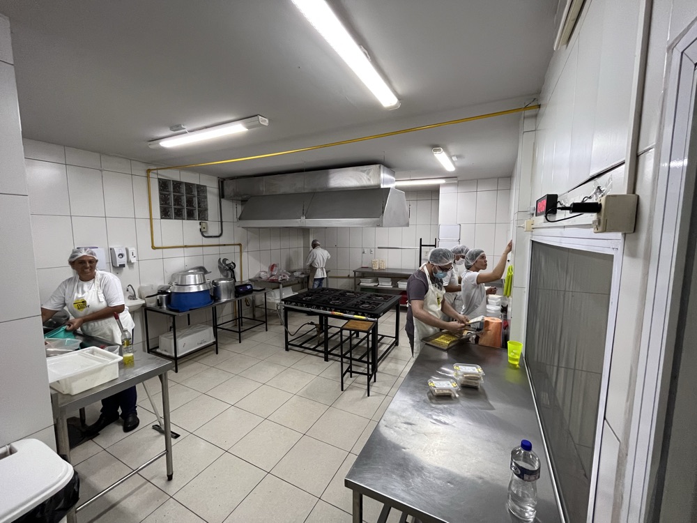 Cozinha em operação dentro da Dox