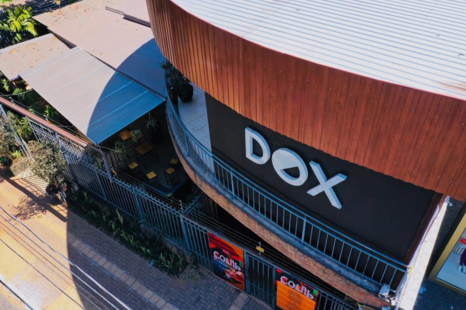 Fachada da Dox vista de cima, com o letreiro DOX sobre a parede preta
