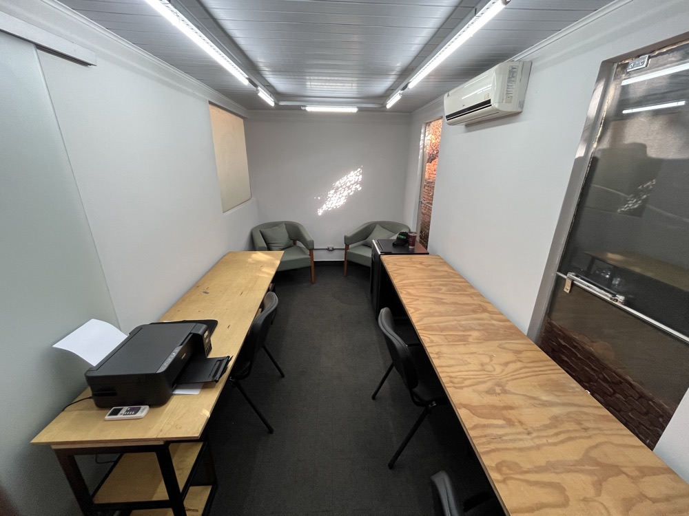 Sala privativa com bancadas de madeira