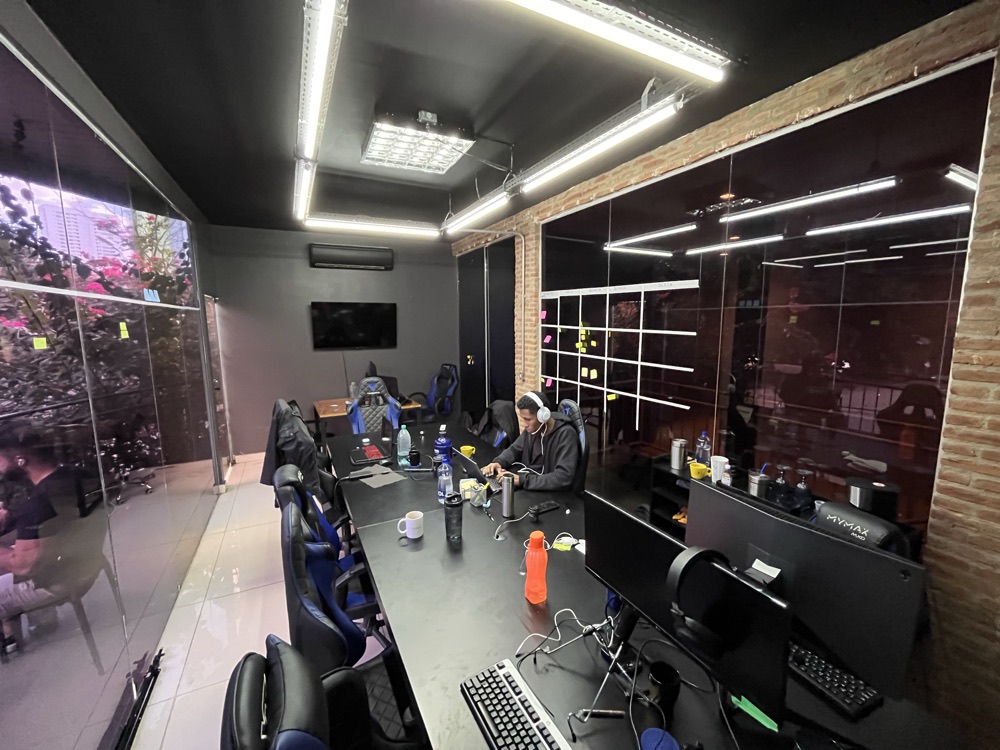 Time trabalhando numa sala privativa da Dox