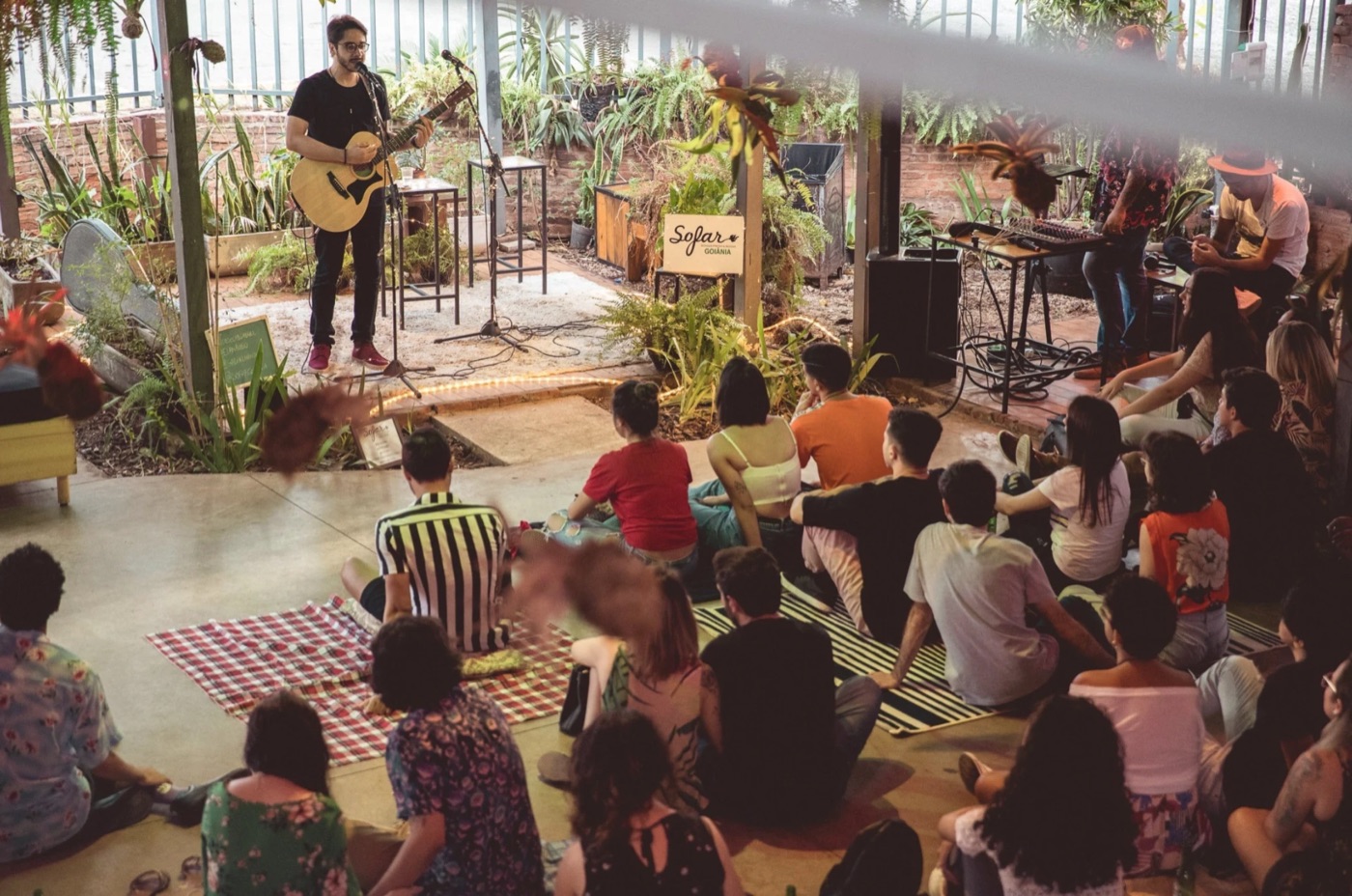 Show acústico do Sofar Goiânia na Dox, com o público sentado em mantas